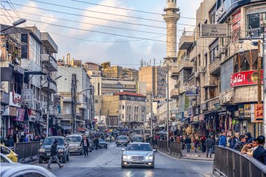 19/02/2019 Amman, Ürdün, Ramazan ayında güneşli bir günde bir sürü insan ve araba ile Arap başkenti kirli sokakları, Ürdün-görüntü