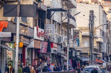 19/02/2019 Amman, Ürdün, Ramazan ayında piyasada birçok insan ile Arap başkenti kirli sokakları