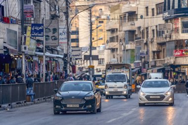 19/02/2019 Amman, Ürdün, Ramazan ayında güneşli bir günde bir sürü insan ve araba ile Arap başkenti kirli sokakları, Ürdün-görüntü