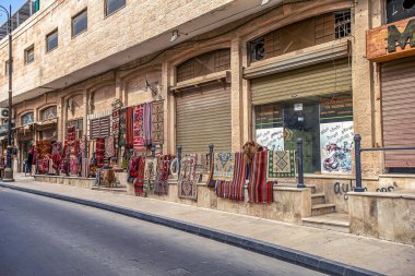 21/02/2019 Madaba, Ürdün, Ramazan ayında piyasada eski şehrin ortasında sessiz Arap Sokağı