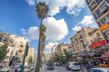 19/02/2019 Amman, Ürdün, Ramazan ayında güneşli bir günde bir sürü insan ve araba ile Arap başkenti kirli sokakları, Ürdün-görüntü