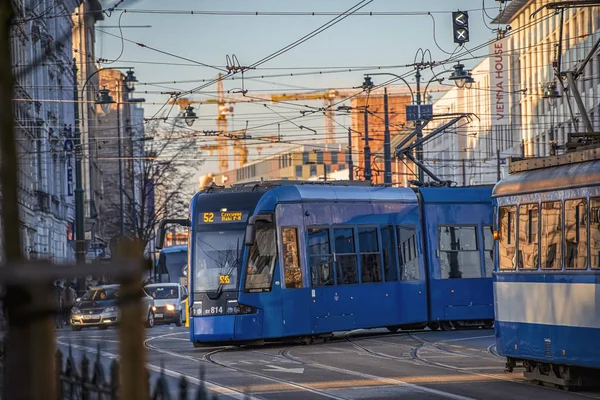 2019 Krakkó Lengyelország Város Kék Villamosok Mozog Központban Régi Város — Stock Fotó