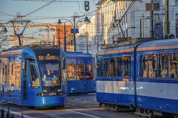 2019 Cracovia Polonia Los Tranvías Azules Ciudad Mueven Centro Ciudad — Foto de Stock