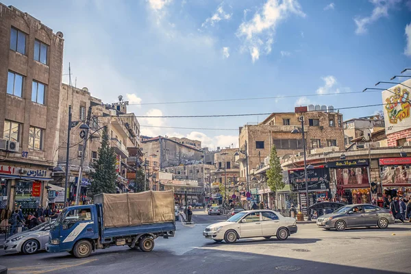 19/02/2019 Amman, Ürdün, Ramazan ayında güneşli bir günde bir sürü insan ve araba ile Arap başkenti kirli sokakları, Ürdün-görüntü