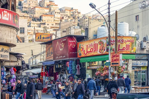 19/02/2019 Amman, Ürdün, Ramazan ayında piyasada birçok insan ile Arap başkenti kirli sokakları