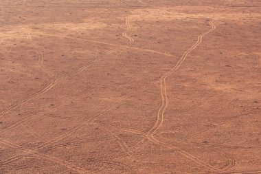 büyük ay yukarıda olan Ürdün çölündeki Wadi Rum 'da inanılmaz ay ortamında arabalardan izler. Wadi Rum, ay Vadisi olarak da bilinir, Ürdün-görüntü