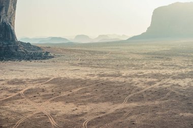 Ürdün kırmızı kum çölündeki Wadi Rum köyünde inanılmaz ay manzaralı muhteşem bir manzara. Wadi Rum, ay Vadisi olarak da bilinir, Ürdün-görüntü