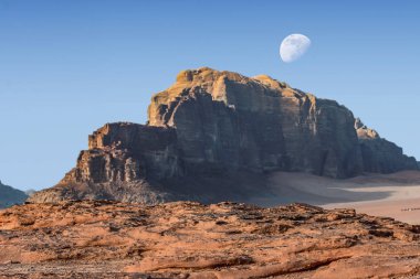  Ürdün kırmızı kum çöl Wadi Rum köyünde büyük ay ile inanılmaz ay manzara. Wadi Rum, ay Vadisi olarak da bilinir, Ürdün-görüntü