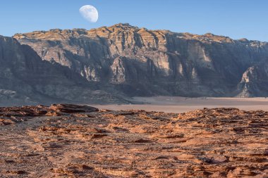  Ürdün kırmızı kum çöl Wadi Rum köyünde büyük ay ile inanılmaz ay manzara. Wadi Rum, ay Vadisi olarak da bilinir, Ürdün-görüntü