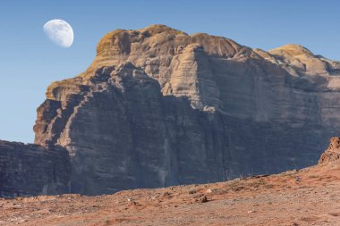  Ürdün kırmızı kum çöl Wadi Rum köyünde büyük ay ile inanılmaz ay manzara. Wadi Rum, ay Vadisi olarak da bilinir, Ürdün-görüntü