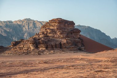  Ürdün çölündeki Wadi Rum köyünde inanılmaz ay manzaralı kırmızı kum Dune üzerinde görünüm. Wadi Rum, ay Vadisi olarak da bilinir, Ürdün-görüntü
