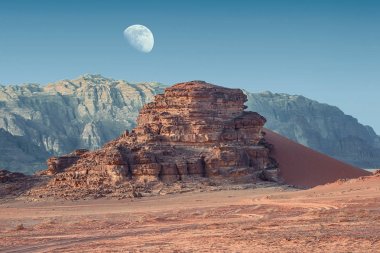 Kırmızı kum Dune üzerinde büyük ay yukarıda olan Ürdün çölünde Wadi Rum inanılmaz ay manzara görünümünde. Wadi Rum, ay Vadisi olarak da bilinir, Ürdün-görüntü