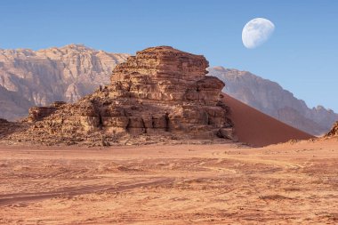 Kırmızı kum Dune üzerinde büyük ay yukarıda olan Ürdün çölünde Wadi Rum inanılmaz ay manzara görünümünde. Wadi Rum, ay Vadisi olarak da bilinir, Ürdün-görüntü