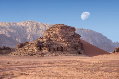 Kırmızı kum Dune üzerinde büyük ay yukarıda olan Ürdün çölünde Wadi Rum inanılmaz ay manzara görünümünde. Wadi Rum, ay Vadisi olarak da bilinir, Ürdün-görüntü