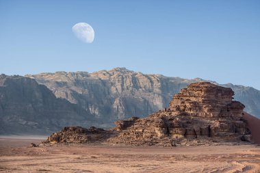Kırmızı kum Dune üzerinde büyük ay yukarıda olan Ürdün çölünde Wadi Rum inanılmaz ay manzara görünümünde. Wadi Rum, ay Vadisi olarak da bilinir, Ürdün-görüntü