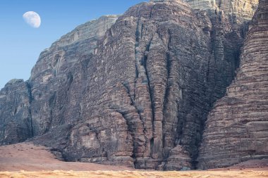 Ürdün kırmızı kum çöl Wadi Rum köyünde büyük ay ile inanılmaz ay manzara. Wadi Rum, ay Vadisi olarak da bilinir, Ürdün-görüntü
