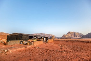 yukarıda büyük ay ile Ürdün çölde Wadi Rum inanılmaz ay manzara souvenurs ile bedevi çadır. Wadi Rum ay vadisi olarak da bilinir, Ürdün - Resim