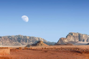 Kırmızı kum Dune üzerinde büyük ay yukarıda olan Ürdün çölünde Wadi Rum inanılmaz ay manzara görünümünde. Wadi Rum, ay Vadisi olarak da bilinir, Ürdün-görüntü