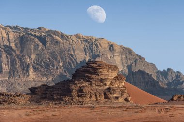 Kırmızı kum Dune üzerinde büyük ay yukarıda olan Ürdün çölünde Wadi Rum inanılmaz ay manzara görünümünde. Wadi Rum, ay Vadisi olarak da bilinir, Ürdün-görüntü