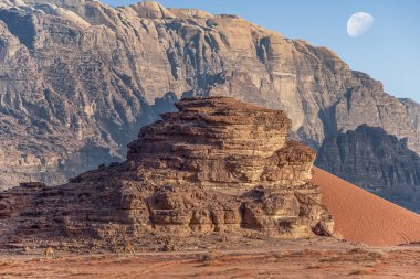 Kırmızı kum Dune üzerinde büyük ay yukarıda olan Ürdün çölünde Wadi Rum inanılmaz ay manzara görünümünde. Wadi Rum, ay Vadisi olarak da bilinir, Ürdün-görüntü