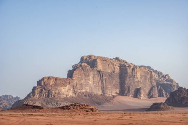 Ürdün kırmızı kum çölündeki Wadi Rum köyünde inanılmaz ay manzaralı muhteşem bir manzara. Wadi Rum, ay Vadisi olarak da bilinir, Ürdün-görüntü