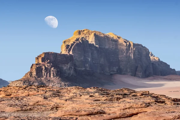  Ürdün kırmızı kum çöl Wadi Rum köyünde büyük ay ile inanılmaz ay manzara. Wadi Rum, ay Vadisi olarak da bilinir, Ürdün-görüntü