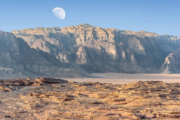  Ürdün kırmızı kum çöl Wadi Rum köyünde büyük ay ile inanılmaz ay manzara. Wadi Rum, ay Vadisi olarak da bilinir, Ürdün-görüntü