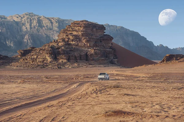 Jeep Hors Route Traversant Paysage Lunaire Incroyable Dans Village Wadi — Photo