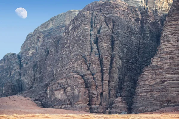 Increíble Paisaje Lunar Con Luna Enorme Pueblo Wadi Rum Desierto — Foto de Stock