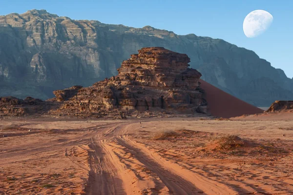 Uitzicht Rode Zandduin Weg Gaat Naar Het Ongelooflijke Maanlandschap Wadi — Stockfoto