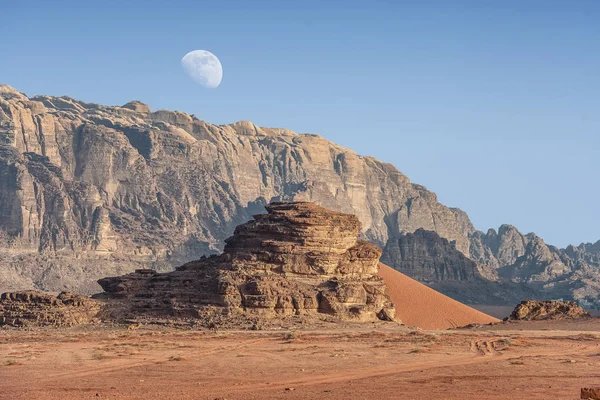 Uitzicht Rode Zandduin Ongelooflijke Maanlandschap Wadi Rum Jordaanse Woestijn Met — Stockfoto