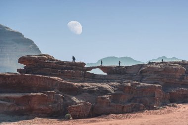 ile Ürdün çölde Wadi Rum inanılmaz ay manzara Little Bridge görünümü . Wadi Rum ay vadisi olarak da bilinir, Ürdün - Resim