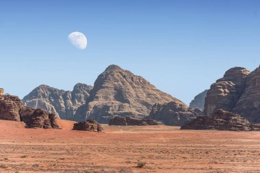  Ürdün kırmızı kum çöl Wadi Rum köyünde büyük ay ile inanılmaz ay manzara. Wadi Rum, ay Vadisi olarak da bilinir, Ürdün-görüntü