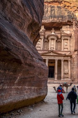 25/02/2019 Petra, Ürdün, Turistler kanyon el-Siq duvarlarından Al-Khazneh hazinesinin inanılmaz ve nefes kesen manzarasının arkasında duruyorlar