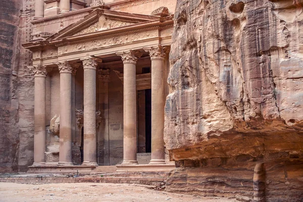 Prvky Architektury Starověkého Kláštera Khazneh Také Nazývaný Ministerstvo Financí Jordánsko — Stock fotografie