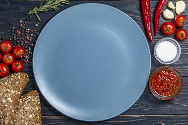 baharat ve sebze çeşitli ve kopyalama alanı için bir yer ile boş gri ahşap plaka