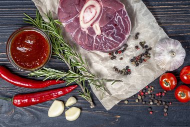 baharatlar anh otlar, tuz, biberiye, pişirmeye veya ızgara hazır arasında beyaz zanaat kağıt üzerinde koyu siyah bir arka plan üzerinde ham domuz biftek