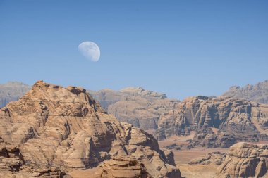  Ürdün kırmızı kum çöl Wadi Rum köyünde büyük ay ile inanılmaz ay manzara. Wadi Rum, ay Vadisi olarak da bilinir, Ürdün-görüntü