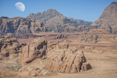  Ürdün kırmızı kum çöl Wadi Rum köyünde büyük ay ile inanılmaz ay manzara. Wadi Rum, ay Vadisi olarak da bilinir, Ürdün-görüntü