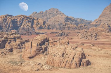  Ürdün kırmızı kum çöl Wadi Rum köyünde büyük ay ile inanılmaz ay manzara. Wadi Rum, ay Vadisi olarak da bilinir, Ürdün-görüntü