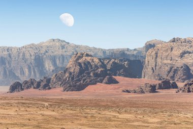  Ürdün kırmızı kum çöl Wadi Rum köyünde büyük ay ile inanılmaz ay manzara. Wadi Rum, ay Vadisi olarak da bilinir, Ürdün-görüntü