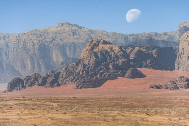  Ürdün kırmızı kum çöl Wadi Rum köyünde büyük ay ile inanılmaz ay manzara. Wadi Rum, ay Vadisi olarak da bilinir, Ürdün-görüntü