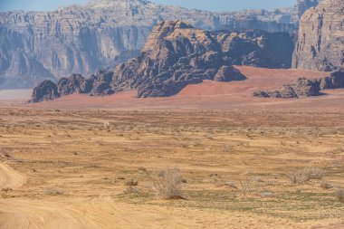  Ürdün kırmızı kum çöl Wadi Rum köyünde büyük ay ile inanılmaz ay manzara. Wadi Rum, ay Vadisi olarak da bilinir, Ürdün-görüntü