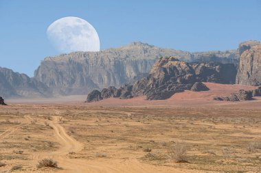  Ürdün kırmızı kum çöl Wadi Rum köyünde büyük ay ile inanılmaz ay manzara. Wadi Rum, ay Vadisi olarak da bilinir, Ürdün-görüntü