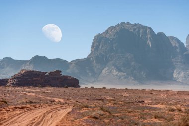  Ürdün kırmızı kum çöl Wadi Rum köyünde büyük ay ile inanılmaz ay manzara. Wadi Rum, ay Vadisi olarak da bilinir, Ürdün-görüntü