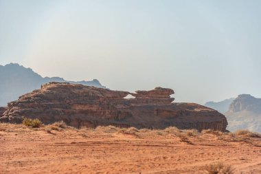 ile Ürdün çölde Wadi Rum inanılmaz ay manzara Little Bridge görünümü . Wadi Rum ay vadisi olarak da bilinir, Ürdün - Resim