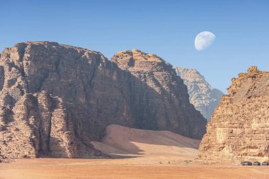  Ürdün kırmızı kum çöl Wadi Rum köyünde büyük ay ile inanılmaz ay manzara. Wadi Rum, ay Vadisi olarak da bilinir, Ürdün-görüntü