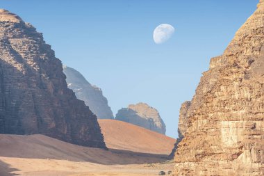  Ürdün kırmızı kum çöl Wadi Rum köyünde büyük ay ile inanılmaz ay manzara. Wadi Rum, ay Vadisi olarak da bilinir, Ürdün-görüntü