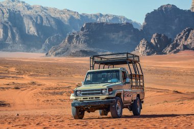 Ürdün çölünde Wadi Rum inanılmaz ay manzara önünde eski Japanes jeep . Wadi Rum ay vadisi olarak da bilinir, Ürdün - Resim