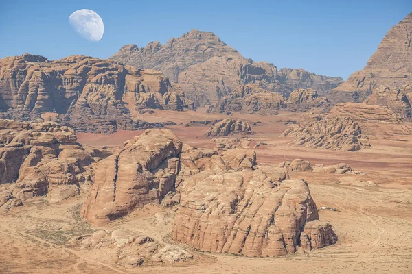 Increíble Paisaje Lunar Con Luna Enorme Pueblo Wadi Rum Desierto — Foto de Stock